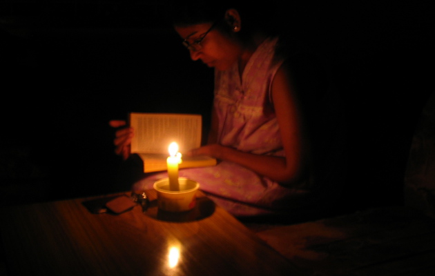 Persona estudiando a la luz de una vela. © http://openphoto.net/user/profile/tehmul Tehmul Ghyara | para http://openphoto.net/gallery/image/view/8832 openphoto.net